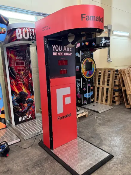 Máquina de boxeo personalizada con la imagen de Famatel